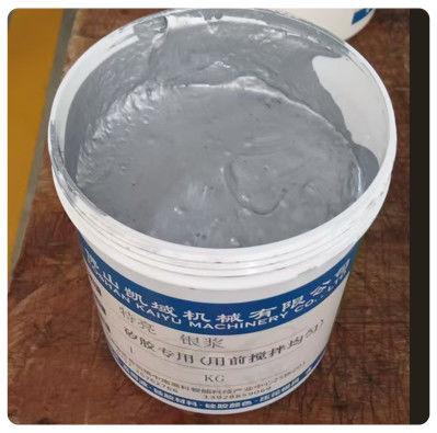 En iyi yapışkanlık için kumaş substratını altın ipek ekran kumaş damgası mürekkebiyle hazırlayın